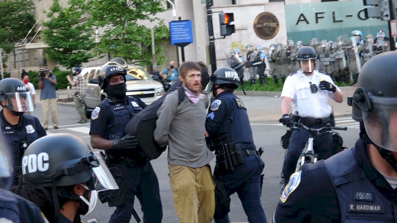 反種族歧視與抗議警方執法過當的民眾美東時間1日前往白宮前抗議，多人因為與警方爆發衝突遭到逮捕。