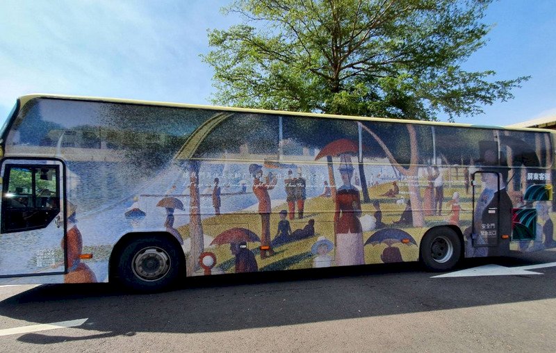 屏東縣「我的城市，我的行動美術館」藝術公車活動，特別安排10部公車於車身彩繪世界名畫，讓梵谷、達文西、畢卡索、米勒等畫壇巨擘的經典名作，隨著公車走入屏東各角落，讓藝術更親近大眾。