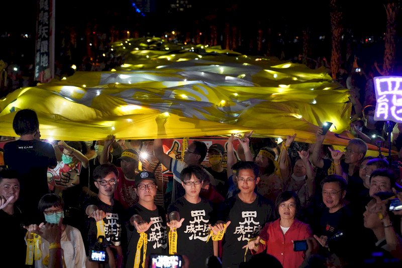 罷韓團體在高雄市長韓國瑜罷免案投票前持續發起多場活動，2日晚間的遊行活動中，與會民眾身上、頭上綁著罷韓黃絲帶，並合力高舉「超級民主黃布條」，宣示「堅定罷韓」決心。