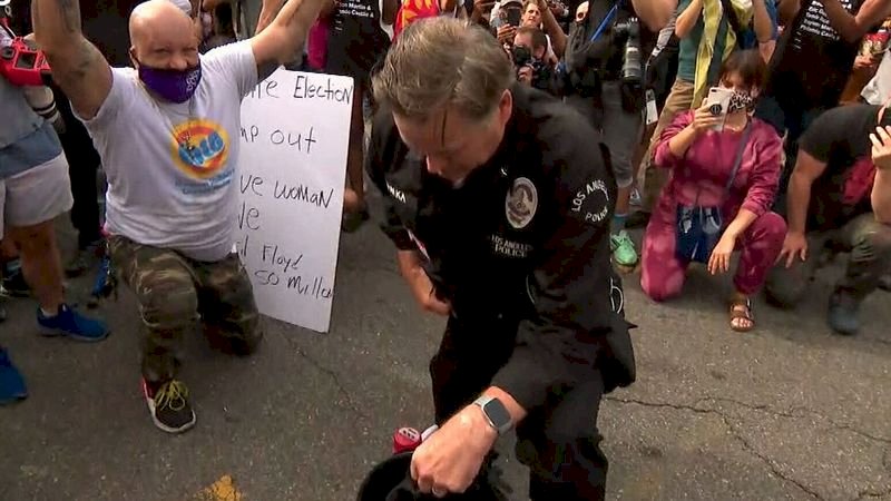與示威者同陣線 美各地現警員單膝跪地共祈禱