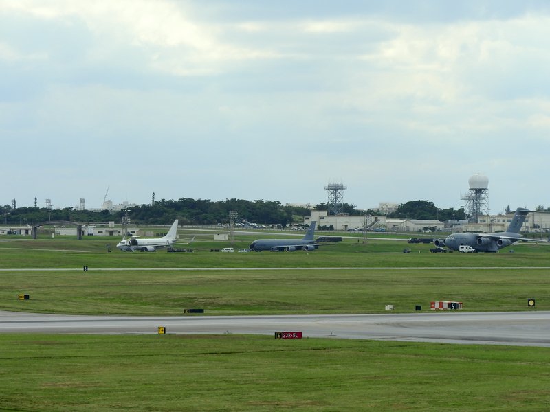 美軍1架C-40A「快船」運輸機9日上午從日本沖繩起飛，罕見自基隆穿越台灣領空，從台南外海離去。圖為美軍C-40運輸機（左）在沖繩美空軍嘉手納基地起飛前整備的檔案照片。C-17運輸機（右）以及KC-135空中加油機（中）同時在飛行線上。