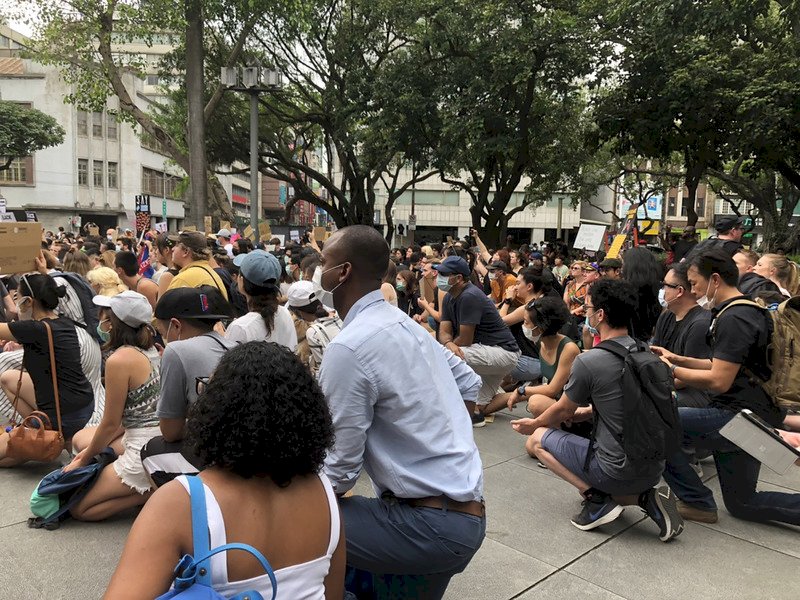德媒：台灣示威者單膝跪地8分鐘 反種族歧視