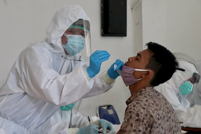 據統計，印尼6月初至少已有64個傳統市場出現武漢肺炎確診案例。雅加達省政府3日持續為攤商提供免費病毒篩檢。