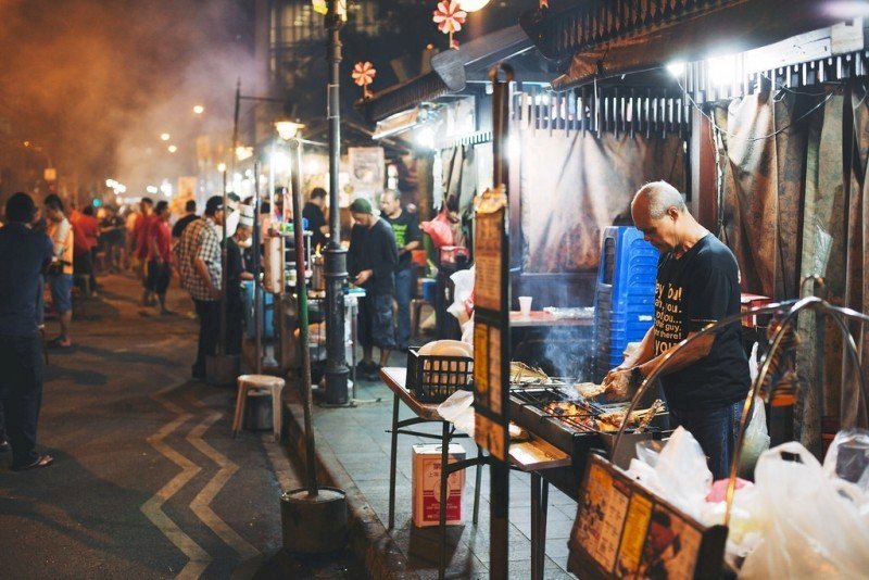 新加坡第二階段解封 外出用餐民眾深夜湧現