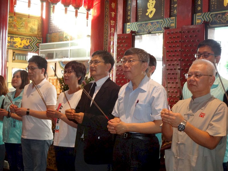 偕吳益政武廟參拜 柯文哲讚3人中最佳