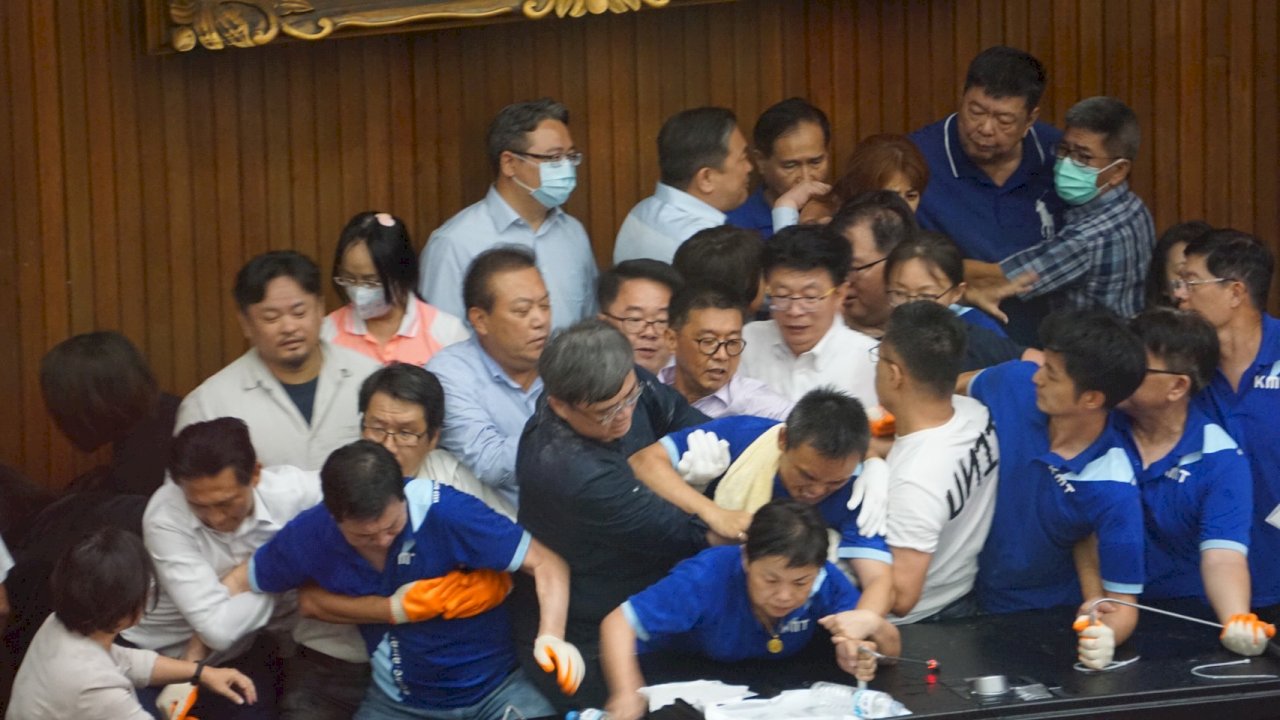 藍委占據議場抗議監委人事 朝野爆發肢體衝突