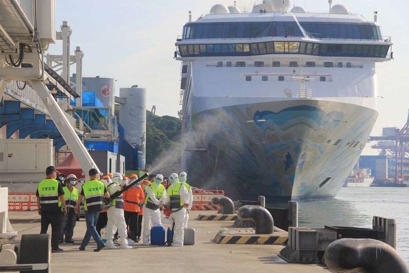 星夢郵輪旗下的「探索夢號」30日上午靠泊基隆港西3碼頭，防疫人員在岸邊備妥機具準備消毒作業。