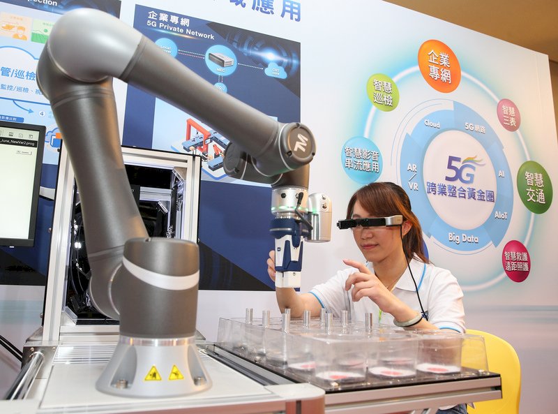 中華電信30日舉行5G啟用典禮,現場可搶先體驗5G的眾多服務,中華電信宣布將和產業攜手,跨業整合、加速5G創新應用。