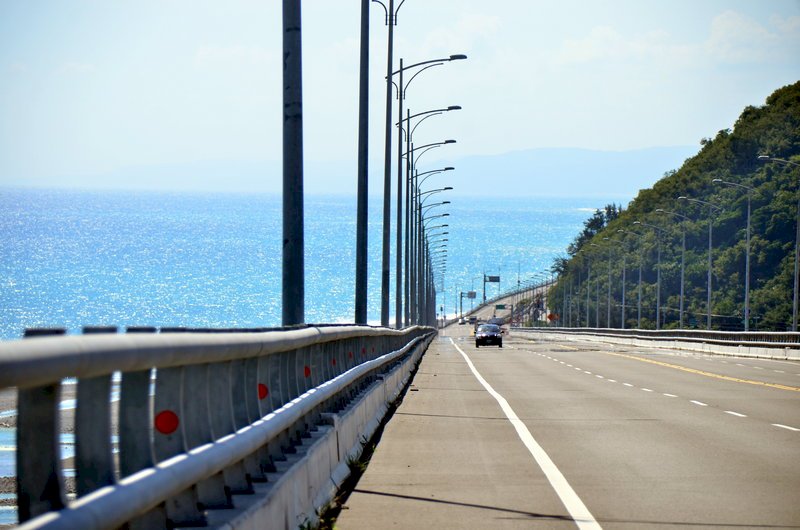 過去連假必塞車的南迴公路端午連假意外順暢。警方歸納原因,除交管發揮功能外,南迴改大部分路段是4線道,且提速至每小時70公里,讓車流更順暢。圖為金崙大橋。