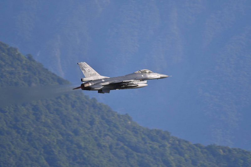 漢光演習即將登場，空軍花蓮佳山基地1日清晨7時出動多架F-16戰機，每架掛載各2枚MK-84型2000磅通用炸彈，模擬轟炸敵登陸船團。（蘇姓民眾提供）