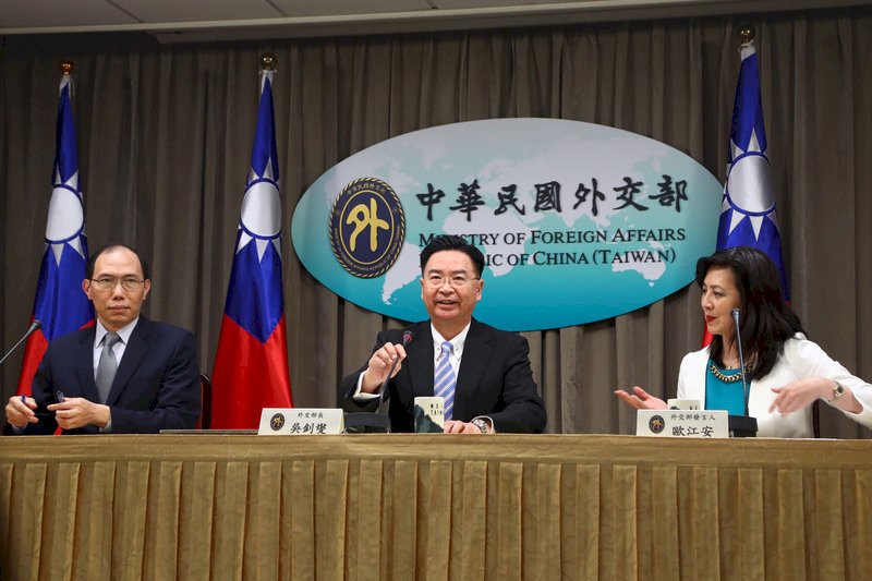 台灣外交重大進展，外交部長吳釗燮（中）1日下午召開記者會宣布，台灣與非洲國家索馬利蘭將互設代表處。