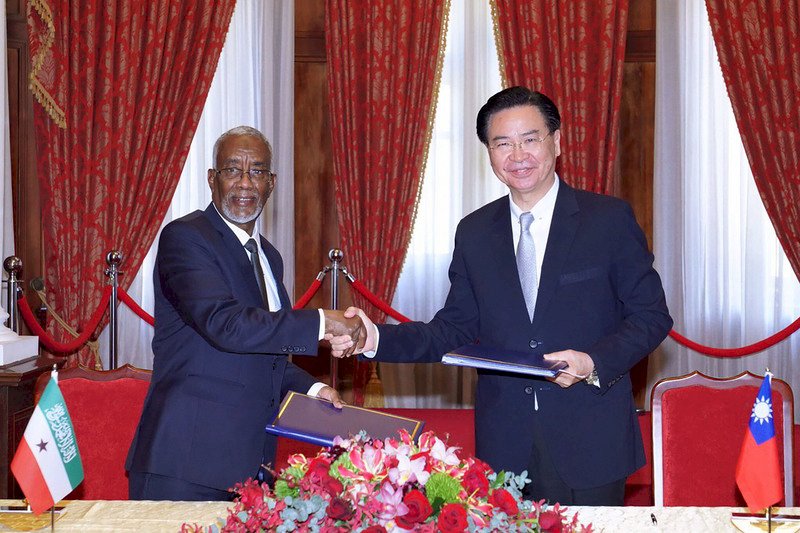 外交部長吳釗燮（右）2月26日與來台訪問的索馬利蘭外長穆雅辛（H.E Yasin Hagi Mohamoud）（左）簽署議定書，同意以「台灣代表處」及「索馬利蘭代表處」的名稱互設官方代表機構。（外交部提供）