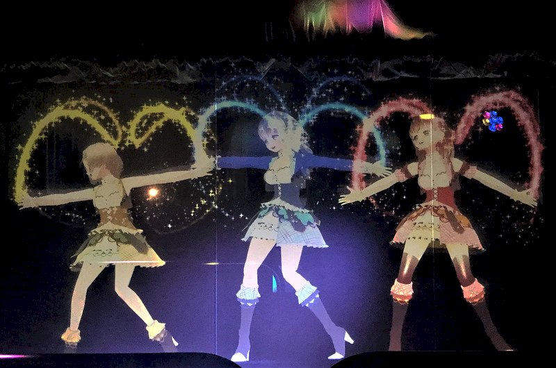 東京池袋1日有一座可與3D虛擬女偶像互動的體驗型新娛樂設施誕生，動漫迷可參加代表火神、水神、電神的3位虛擬偶像的演唱會。