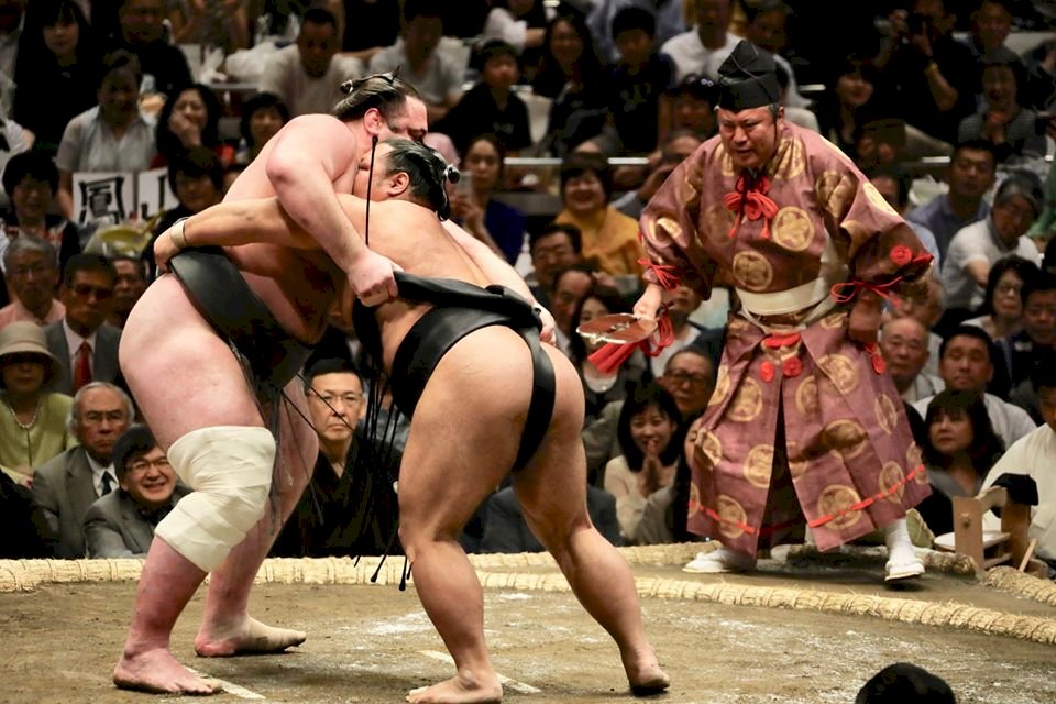 疫情雖升高 日本相撲比賽在觀眾面前登場