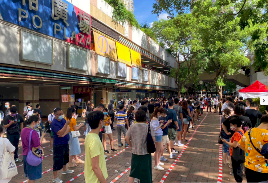 香港民主派立法會議員初選在周六日舉行立法會選舉初選，部分服務站大排長龍。（圖：香港電台提供）