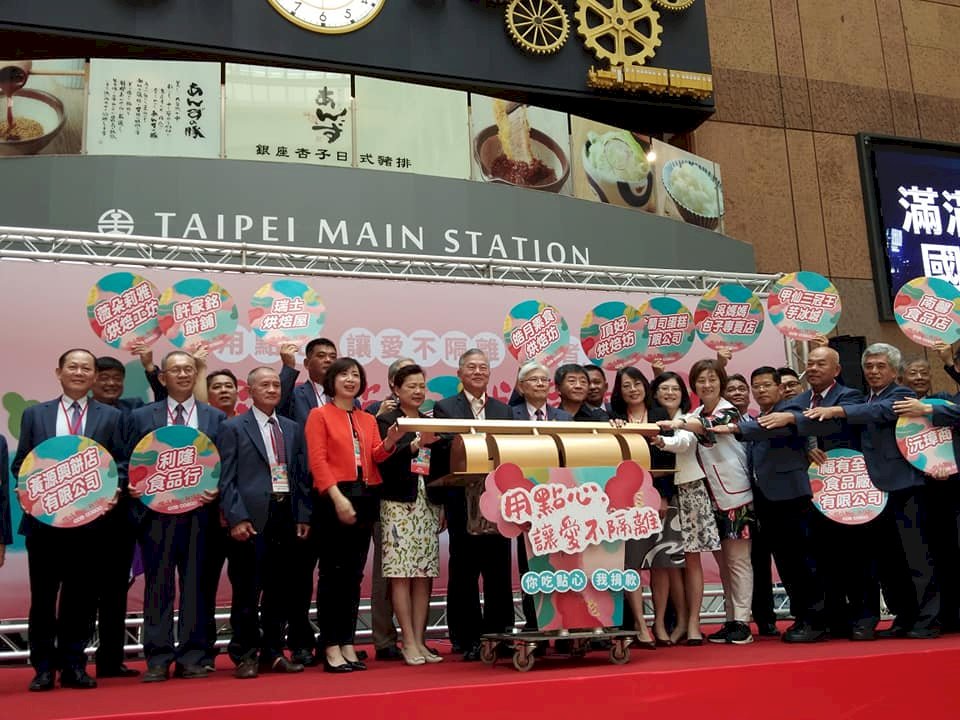 吃糕點刺激經濟兼做公益 沈榮津、王美花、陳時中共襄盛舉