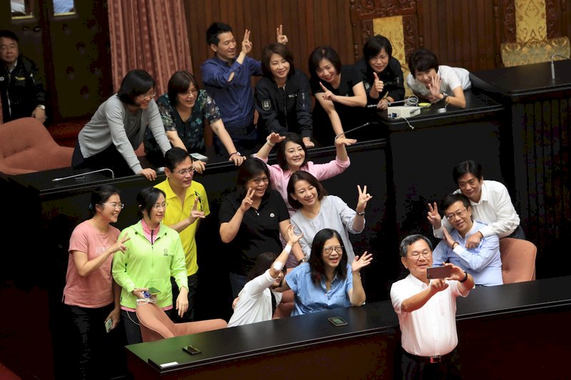監委同意權今投票 綠委夜宿議場一早就戰鬥位置