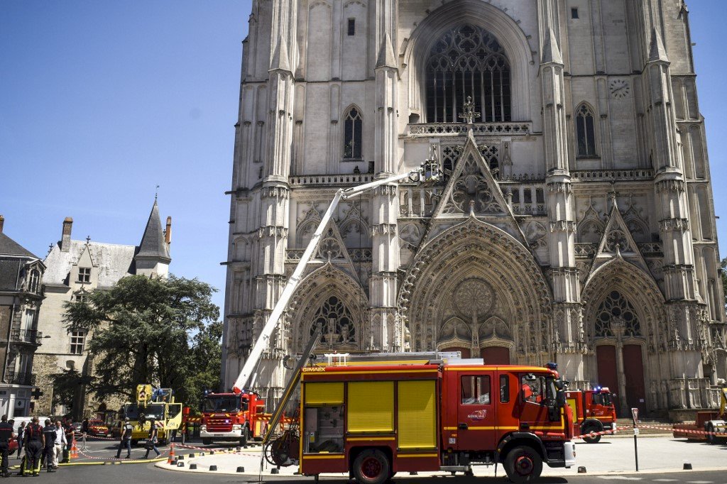 法國西北部布列塔尼半島(Brittany)的南特主教座堂(Nantes cathedral)18日發生大火。(AFP)