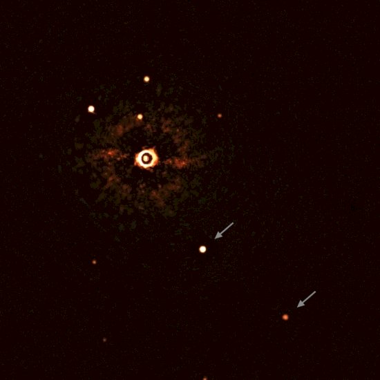 歐洲南方天文台架設在南美洲的望遠鏡捕捉一個系外行星系統，拍到相當罕見「全家福」照片。(圖取自推特)