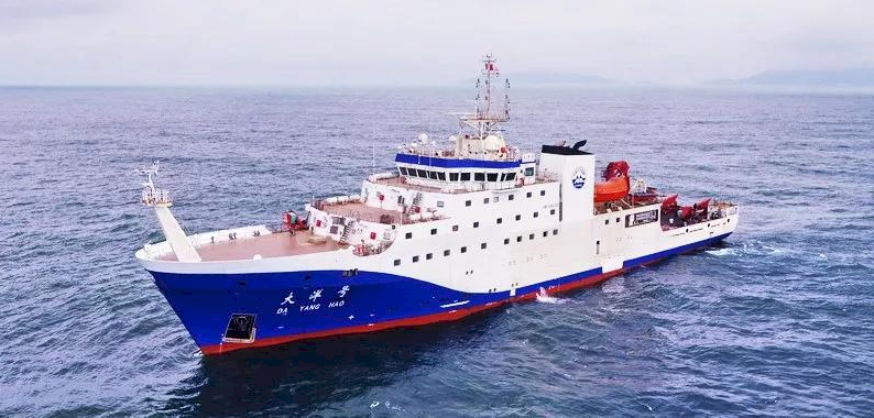 中國「大洋號」未經日本政府允許就航行在日本的專屬經濟海域，並連續6天在此海域進行調查作業。(圖/推特)