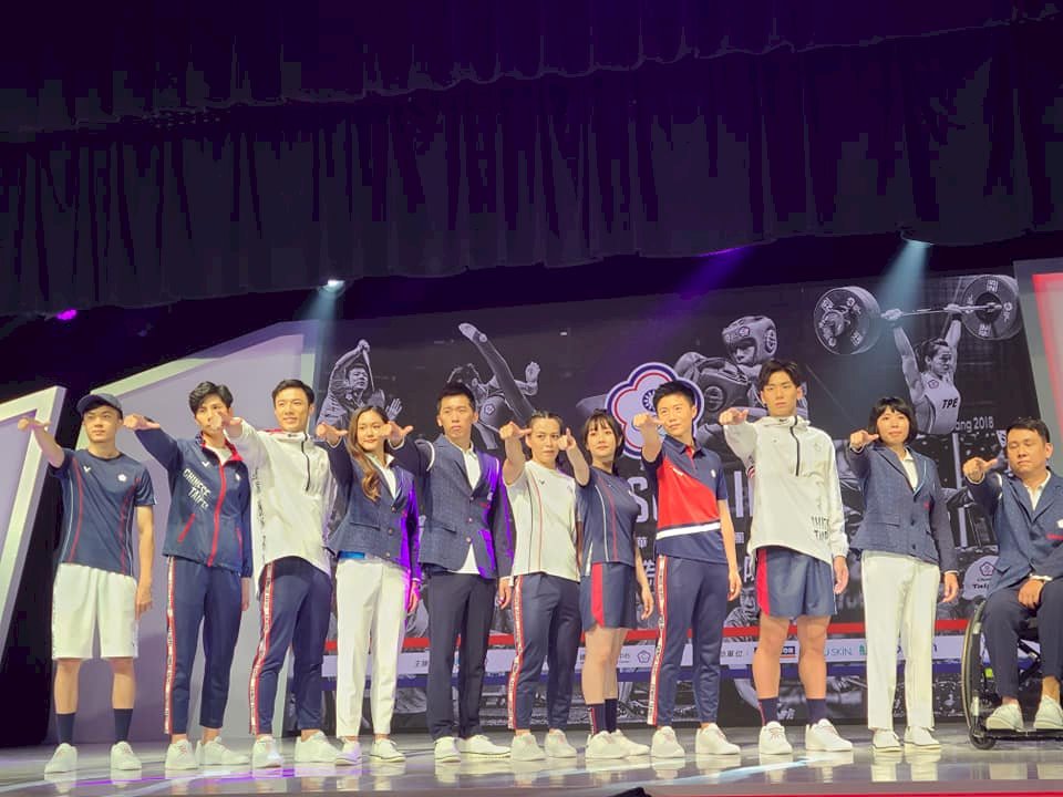 東京奧運倒數一年，中華奧運代表團團服今天(23日)首度亮相。(江昭倫攝)