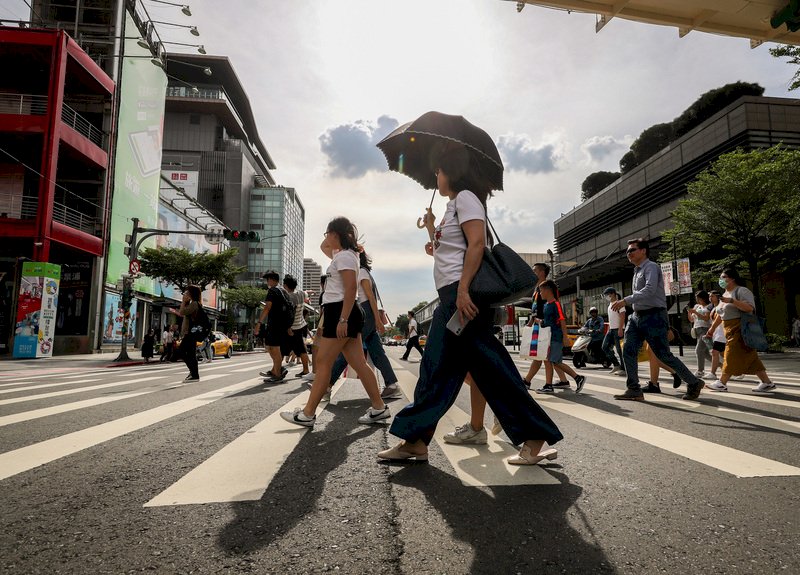午後慎防雷陣雨 各地悶熱北花高溫逾36度