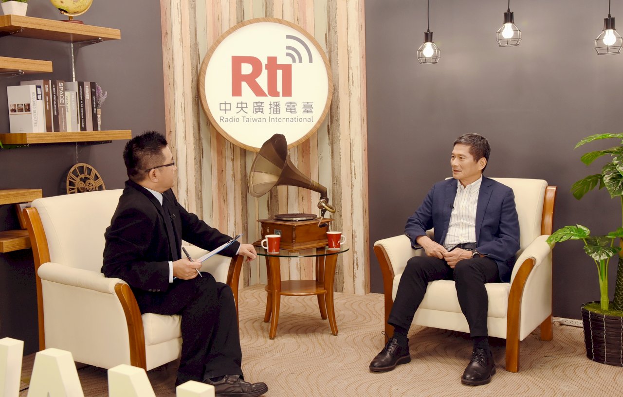文化部長李永得(右)接受央廣主持人夏治平(左)專訪，暢談上任兩個月來的施政議題。