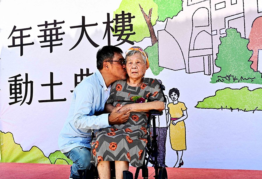 李宗盛和96歲的母親連袂到花蓮參加年華大樓動土典禮。圖:相信音樂提供