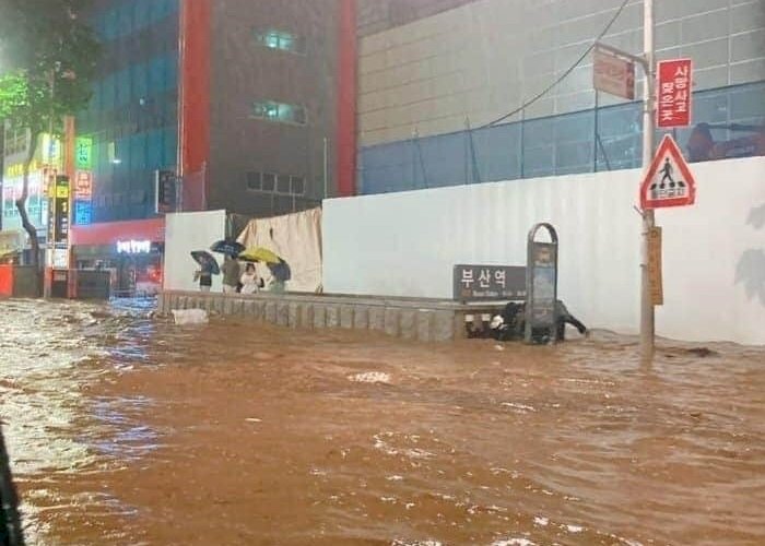 韓國各地23日颳起強風暴雨，接連造成5人死亡、4人受傷。(圖取自推特)