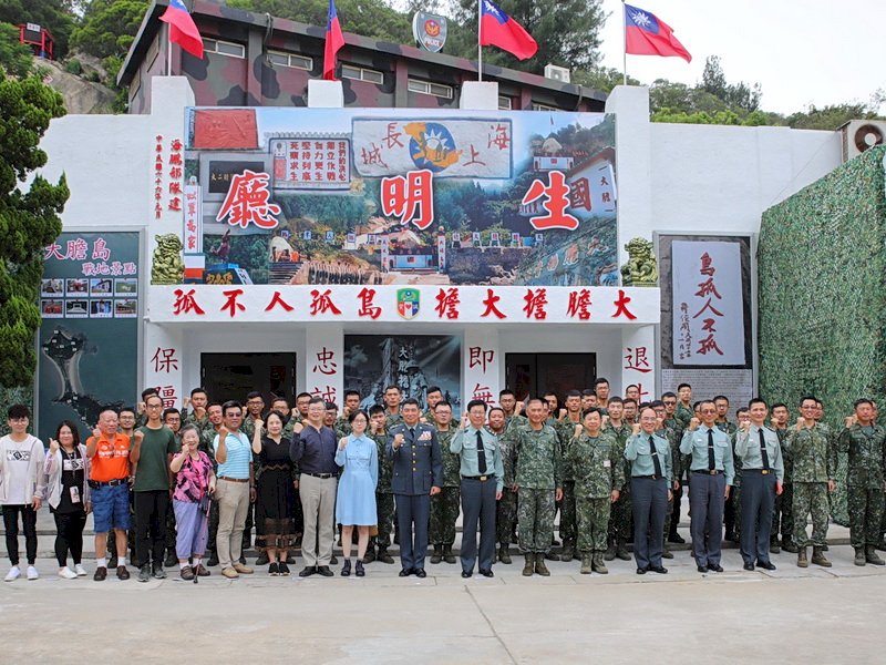 陸軍司令部25日在大膽島舉辦「大二膽島戰役70週年紀念典禮」，陸軍司令陳寶餘主持典禮與生明廳數位隊史館啟用儀式後與戰役遺眷合影 (陸軍司令部提供)