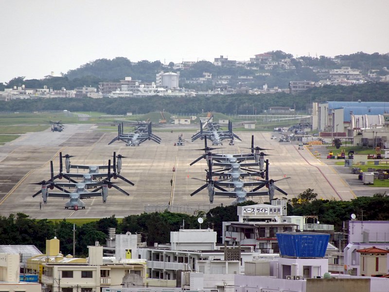 沖繩駐日美軍2019冠狀病毒疾病（COVID-19，武漢肺炎）確診病例25日新增64例，其中26例發生於普天間機場。圖為去年2月28日普天間機場。