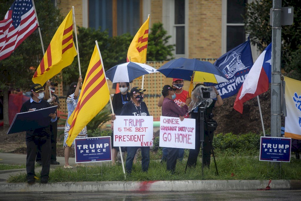 中國駐休士頓總領事館職員將打包物品搬上貨車的同時，約100名抗議者高喊「奪回中國」，他們揮舞著旗幟並譴責中國共產黨。(AFP)