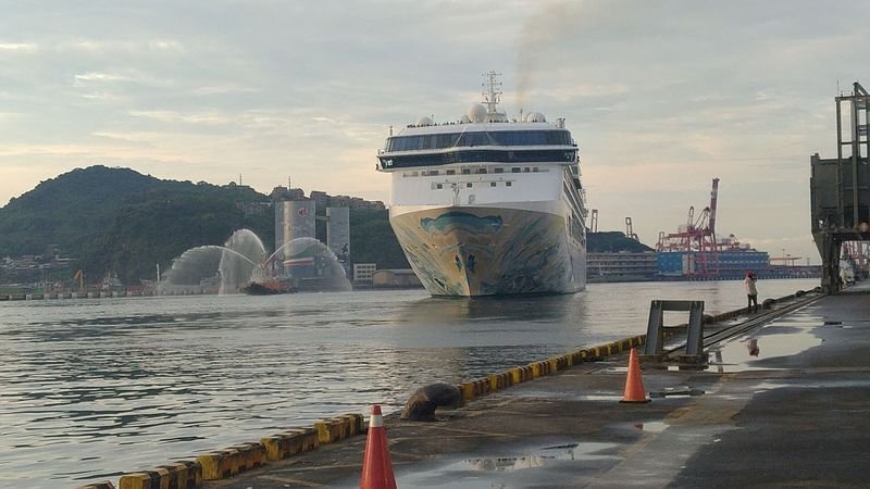 跳島郵輪首發 探索夢號傍晚駛離基隆港