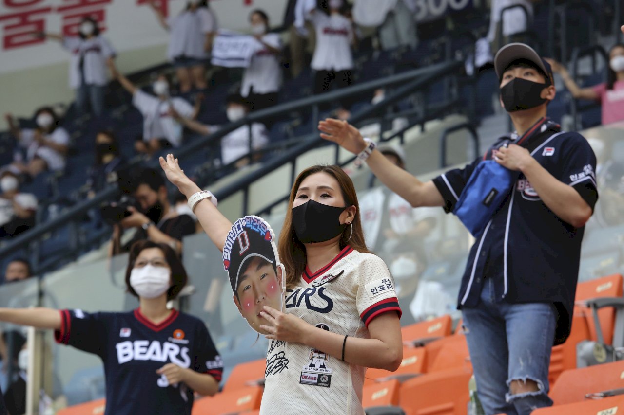 韓國職棒球迷26日是今年第一次湧入體育館觀賽，球迷興奮替球隊加油。(美聯社/達志影像)