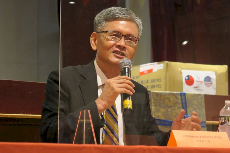 新任駐紐約辦事處長李光章當地時間26日首次拜訪華埠，代表政府向紐約中華公所捐贈1萬片台灣製口罩。