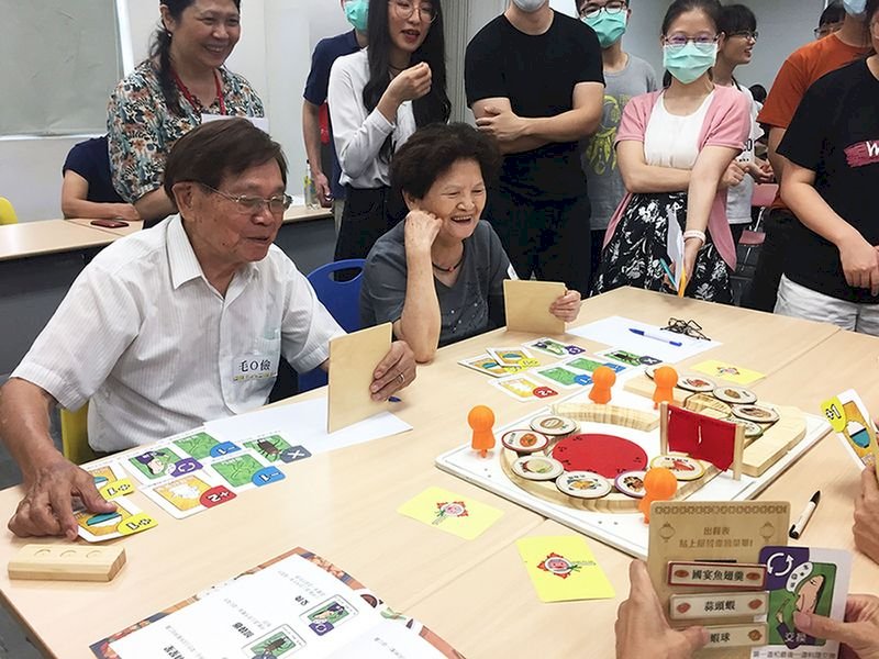 台北科技大學和台灣大學共同合作跨校跨域課程，以「樂齡健腦桌遊」為主題，帶領學生提案、製作草模，並邀請長者實測試玩。（北科大提供）