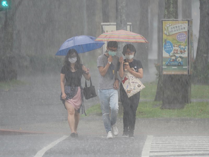 對流雲系發展旺盛，中央氣象局27日下午發布17縣市大雨特報，提醒民眾外出小心雷擊與強陣風。