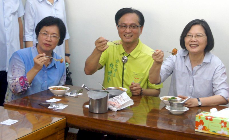總統蔡英文（右）28日在彰化縣長王惠美（左）、彰化市長林世賢（中）等人陪同下，一起品嚐彰化肉圓，歡迎民眾共同到彰化品嚐美味小吃。