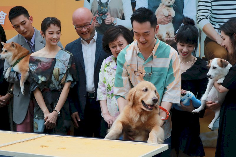 台灣首部以「寵物溝通師」為背景的台劇「黑喵知情」28日在台北舉辦首映會，主要演員與劇中動物明星們出席與會，現場互動熱絡。