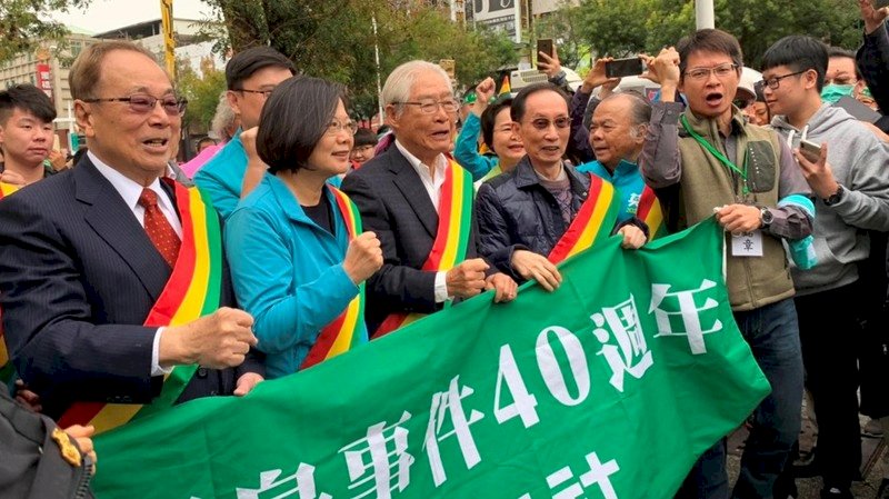 總統府資政黃崑虎(前左3)長年致力於推動台灣文化主體意識,促進台灣和國際城市交流,獲選為第9屆台南文化獎得主。圖前左2為總統蔡英文。(台南市政府提供)
