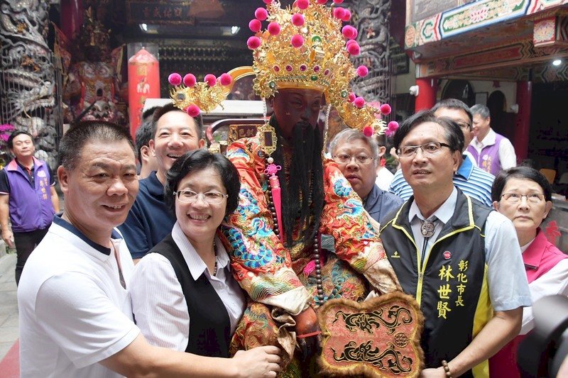 彰化市彰邑城隍廟城隍爺相隔24年再度出巡,30日舉行登轎大典,彰化縣長王惠美(前左2)、彰化市長林世賢(前右2)等人請城隍爺上轎。