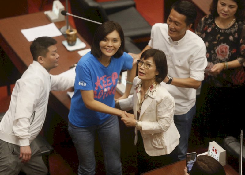 高雄市議會31日舉行議長補選投票,代表中國國民黨的高雄市議員曾麗燕(左3)順利在第一輪投票以35票擊敗代表民主進步黨的張勝富(27票)勝出。國民黨高雄市長補選候選人李眉蓁(左2)前往祝賀。