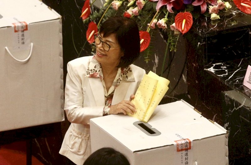 高雄市議會31日補選議長,代表國民黨的高雄市議員曾麗燕投下自己的一票。