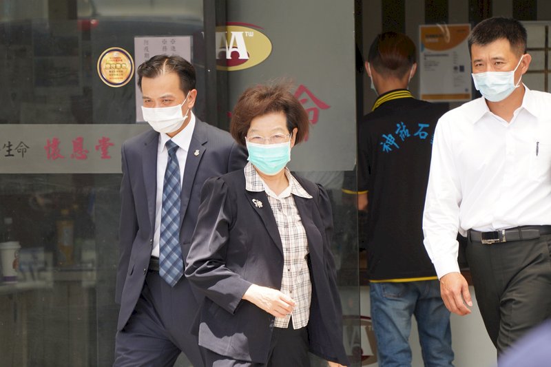 前總統李登輝30日晚間7時24分在台北榮總與世長辭,享耆壽98歲,遺體暫厝於北榮,監察院長張博雅(中)31日上午前往北榮懷恩堂悼念李登輝。
