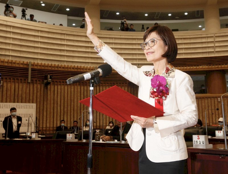 前高雄市議會議長許崑源墜樓身亡,高雄市議會31日補選議長,代表中國國民黨參選的高雄市議員曾麗燕(圖)順利勝出,並宣示就職。