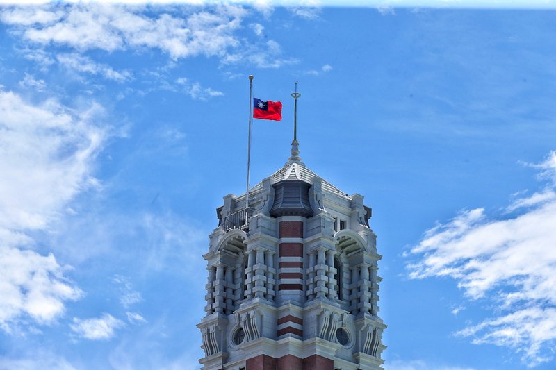 前總統李登輝30日晚間7時24分辭世,享耆壽98歲,總統府31日降半旗致哀,悼念李登輝。