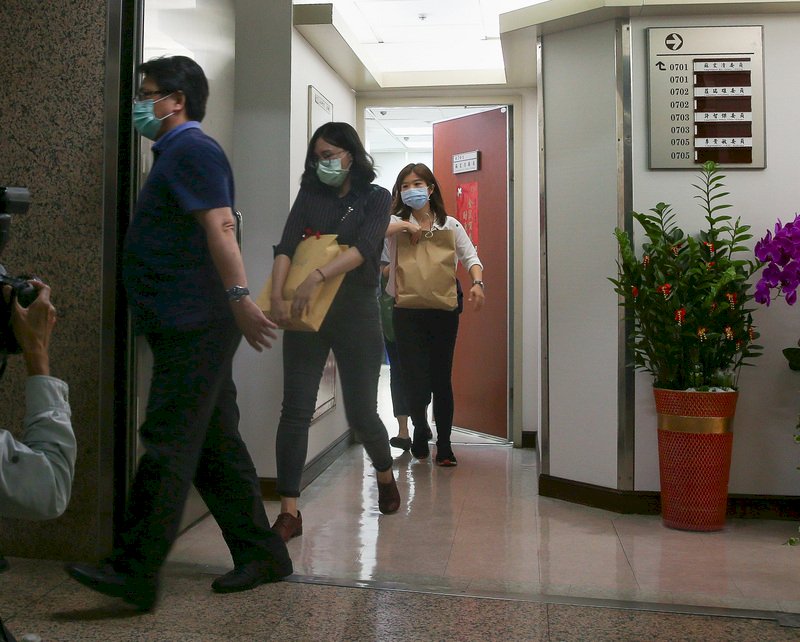 台北地檢署31日指揮調查局等單位兵分多路,前往立法院中興大樓立委研究室等地搜索,帶走相關資料卷宗。