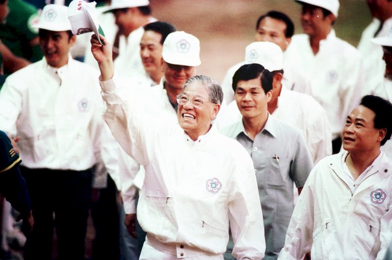 前總統李登輝30日晚間7時24分在台北榮總與世長辭,享耆壽98歲。圖為李登輝(前中)於1990年職棒元年明星賽蒞臨球場,與球迷揮手的歷史畫面。(中華職棒提供)