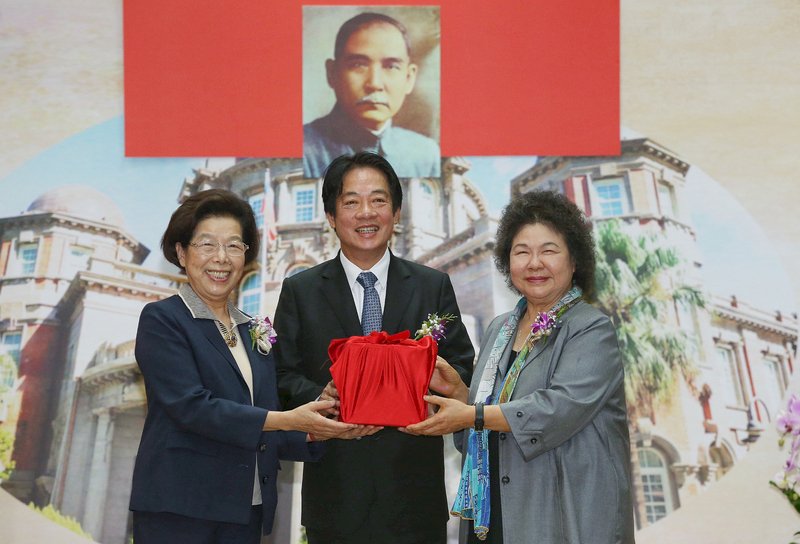 監察院1日上午舉行第6屆院長就職交接典禮,在副總統賴清德(中)監交下,卸任監察院長張博雅(左)將印信交接給新任監察院長陳菊(右)。