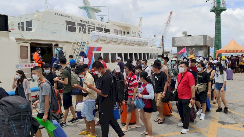 因國旅大爆發加上今年至今無颱風,台東綠島遊客爆量,依海巡統計,7月15日至30日進入綠島達10萬2232人次,客輪班班客滿,遊客總量管制問題再度受到關注。